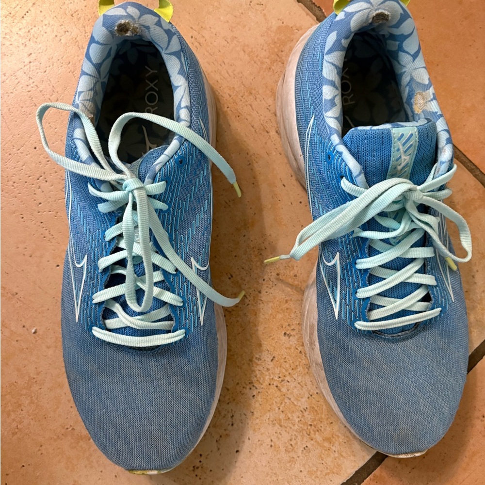 Roxy Women’s Sneakers Size 10 - Picture 2 of 4